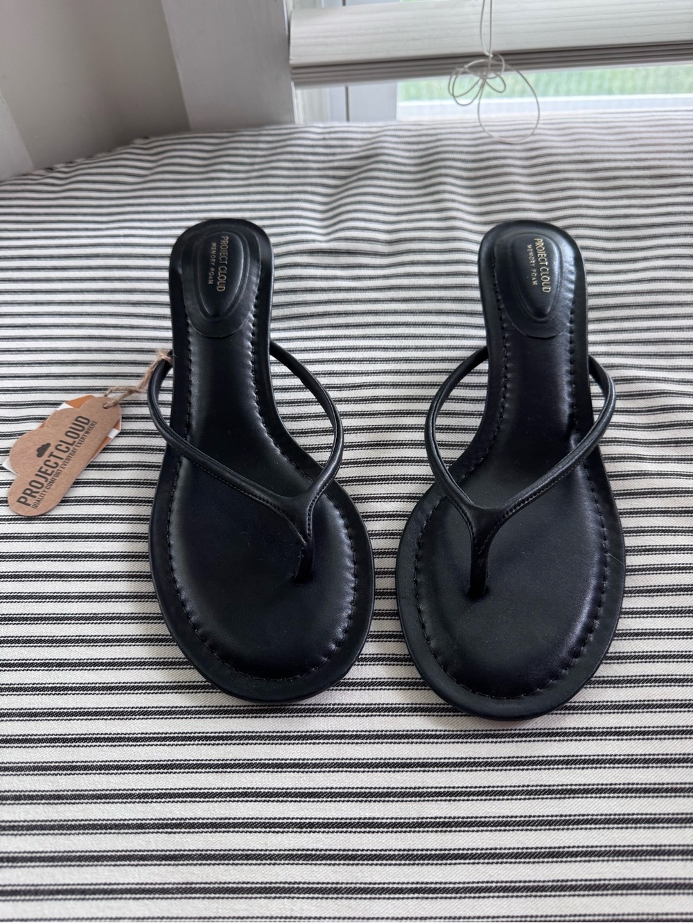 Project Cloud Black Minimal Toe-Loop Sandals - Women's - Picture 1 of 2